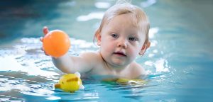 تکامل و پیشرفت فیزیکی به کمک بازی: آب بازی و شنا کردن