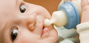 نوزادان شیر خشکی، بیشتر دچار مشکلات گوارشی می‌شوند