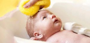 روش صحیح حمام کردن نوزاد
