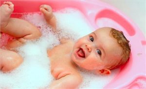 حمام کردن را به تجربه ای جالب و دوست داشتنی برای کودک تبدیل کنید