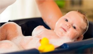 بهترین زمان برای حمام کردن نوزاد چه موقع است؟