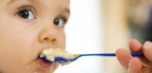 ضرورت مصرف غذا در نوزادان بعد از یک سالگی