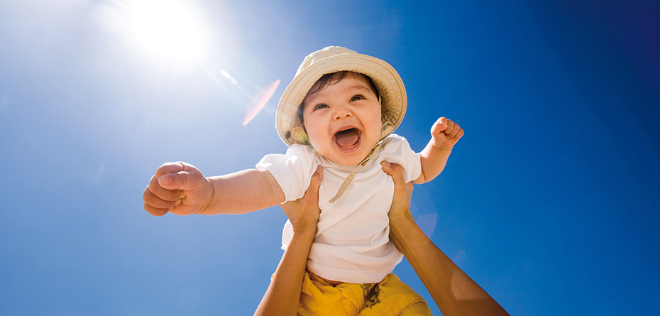 کودک را هفته‌ای ۱۰ دقیقه در معرض نور آفتاب قرار دهید