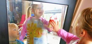 رشد مغزی و عاطفی سریع کودک با آینه‌‌بازی