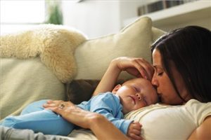 5 اشتباه والدین که به شکل‌گیری عادت بد در نوزاد منجر می‌شود