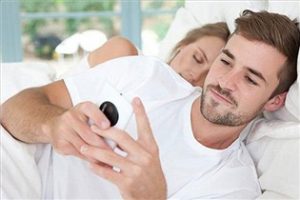همسرم با زنان دیگر چت می‌کند!1