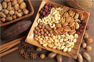 برای داشتن پوستی زیبا آجیل بخورید