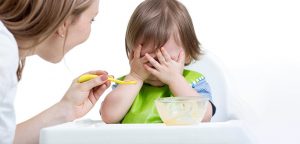 ترفند ساده برای غذا دادن به کودکان بد غذا