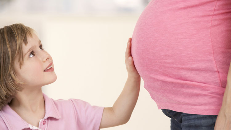 حرکت جنین در شکم از چه زمانی احساس میشود؟