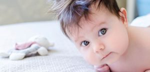 رنگ چشم نوزاد کی تثبیت می‌شود؟