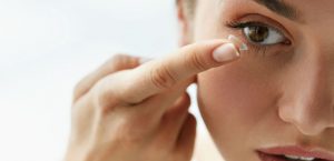 خوابیدن با لنز قرنیه را سوراخ می‌کند!