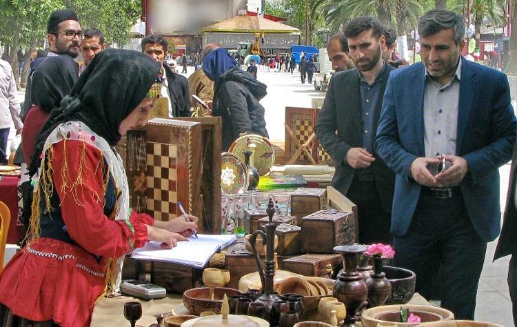 نمایشگاه دست سازه های بانوان در رشت