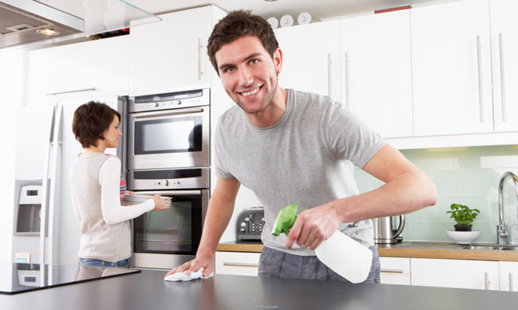دستمال های چند منظوره ای که علاوه بر سطوح آشپزخانه، برای تمیز کردن روی میز و صندلی‌ها هم استفاده می‌شود، در مقایسه با دستمال های یک کاره، میزان بیشتری باکتری دارند.