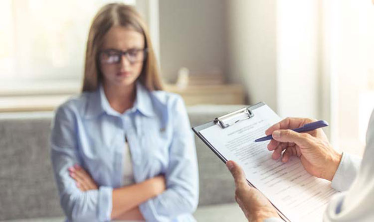 معاینه پزشک برای دردهای پریودی