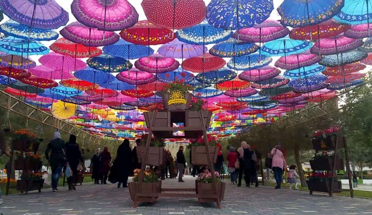 خیابان مسقف با چتر در ارومیه دهکده ساحلی