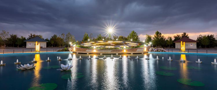 منظره زیبای باغ علوی در کرمان با ساعت و برکه