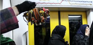 سوراخ ‌کردن گوش و پروتز لب در مترو!