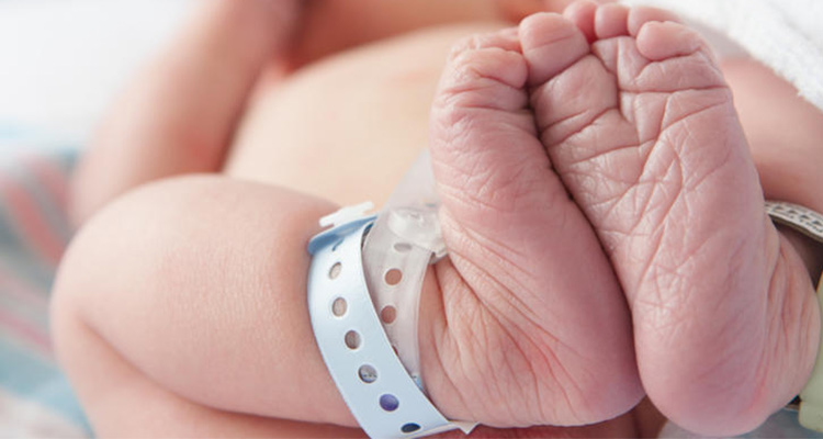 سارا نوزاد تازه متولد شده در محاصره سیل