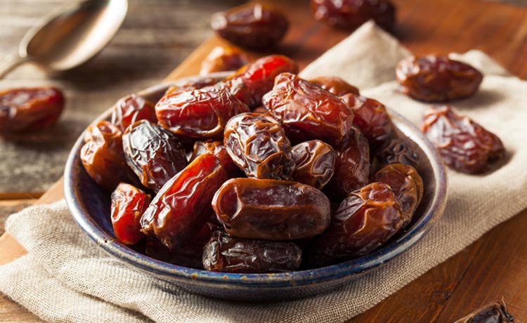 دادن خرما به نوزاد